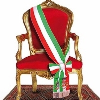 poltrona_sindaco_con_fascia_tricolore 201x201